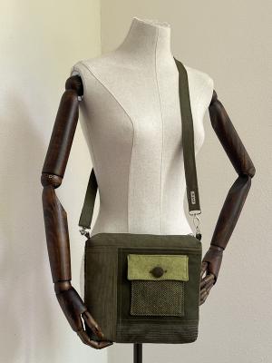 "Flickenwerk II quer mit Tasche" - GRÜN