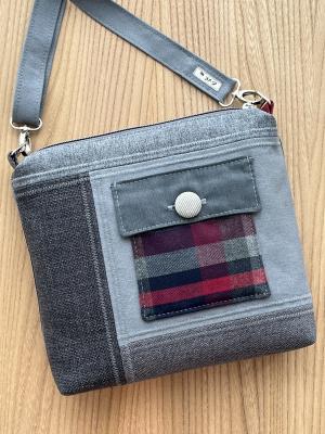 Preview: "Flickenwerk II quer mit Tasche" - GRAU - WEINROT