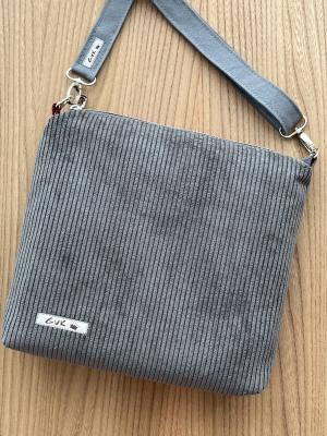 Preview: "Flickenwerk II quer mit Tasche" - GRAU - WEINROT