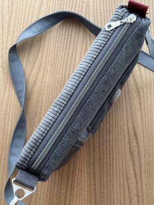 Preview: "Flickenwerk II quer mit Tasche" - GRAU - WEINROT