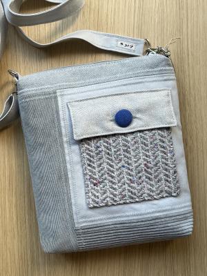 "Flickenwerk II mit Tasche" - HELLGRAU-BLAU (KNOPF)