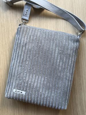 "Flickenwerk II mit Tasche" - HELLGRAU-BLAU (KNOPF)
