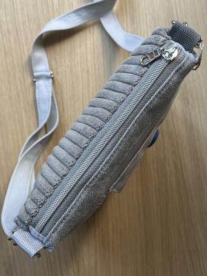 "Flickenwerk II mit Tasche" - HELLGRAU-BLAU (KNOPF)