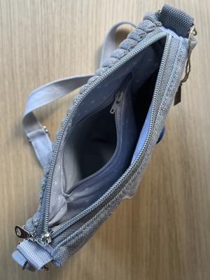 "Flickenwerk II mit Tasche" - HELLGRAU-BLAU (KNOPF)