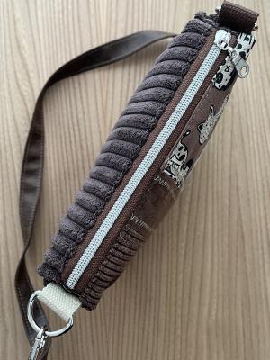 "Flickenwerk II/4" (braun) - HUNDE