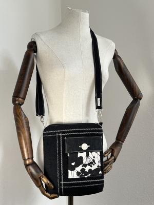 "Flickenwerk II mit Tasche quer" (schwarz_creme) - BLUMEN