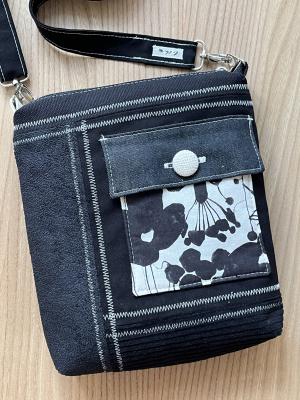 Preview: "Flickenwerk II mit Tasche quer" (schwarz_creme) - BLUMEN