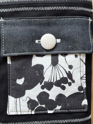 Preview: "Flickenwerk II mit Tasche quer" (schwarz_creme) - BLUMEN
