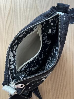 "Flickenwerk II mit Tasche quer" (schwarz_creme) - BLUMEN