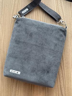 Preview: "Flickenwerk II mit Tasche" (grau) - HERZEN