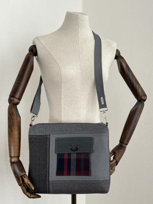 "Flickenwerk III mit Tasche" - GRAU - WEINROT