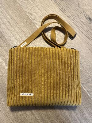 Rückseite aus farblich passendem Cordstoff