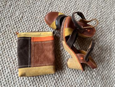 Schuhe und passende Tasche in anderem Licht