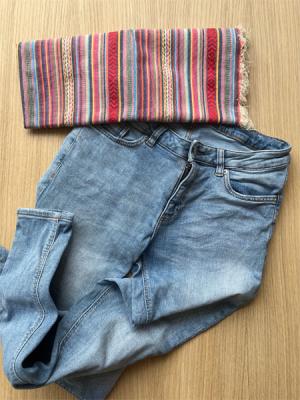 Ausrangierte Jeans einer Kundin