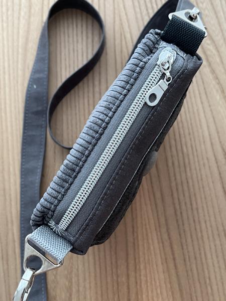 "Flickenwerk I mit Tasche" - GRAU