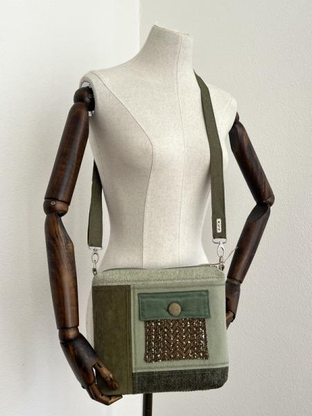 "Flickenwerk II quer mit Tasche" - SALBEI - LIND - OLIVGRÜN