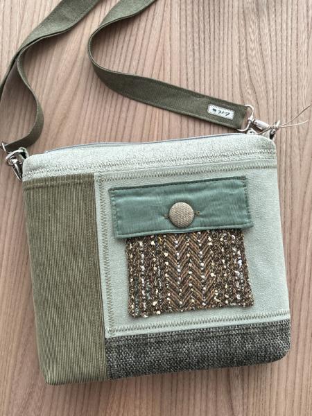 "Flickenwerk II quer mit Tasche" - SALBEI - LIND - OLIVGRÜN