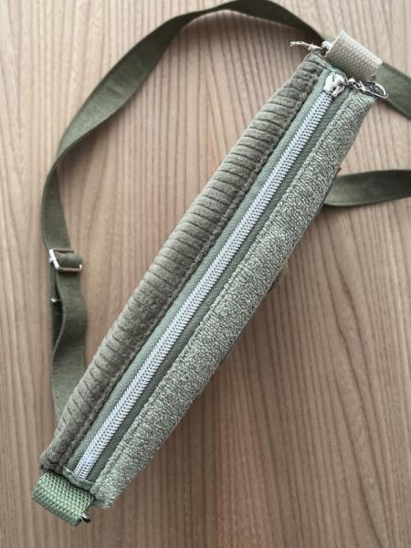 "Flickenwerk II quer mit Tasche" - SALBEI - LIND - OLIVGRÜN