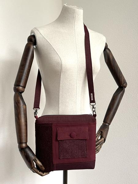 "Flickenwerk II quer mit Tasche" - BORDEAUX