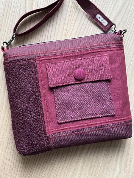 "Flickenwerk II quer mit Tasche" - BORDEAUX