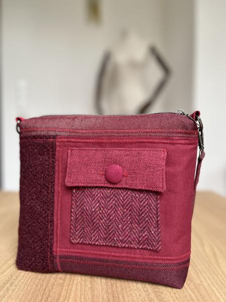 "Flickenwerk II quer mit Tasche" - BORDEAUX