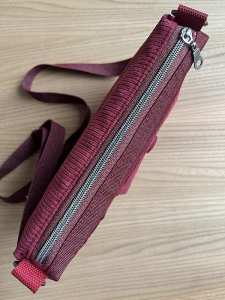 "Flickenwerk II quer mit Tasche" - BORDEAUX