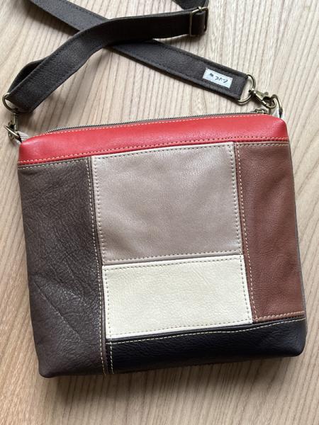 "Flickenwerk II/6 quer" - Leder - BRAUN - CREME - ROT