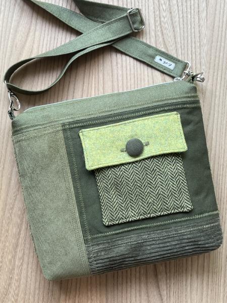 "Flickenwerk II quer mit Tasche" - GRÜN