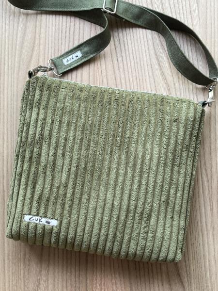"Flickenwerk II quer mit Tasche" - GRÜN