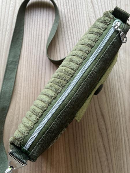 "Flickenwerk II quer mit Tasche" - GRÜN
