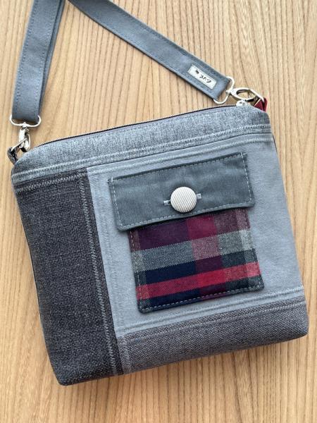 "Flickenwerk II quer mit Tasche" - GRAU - WEINROT