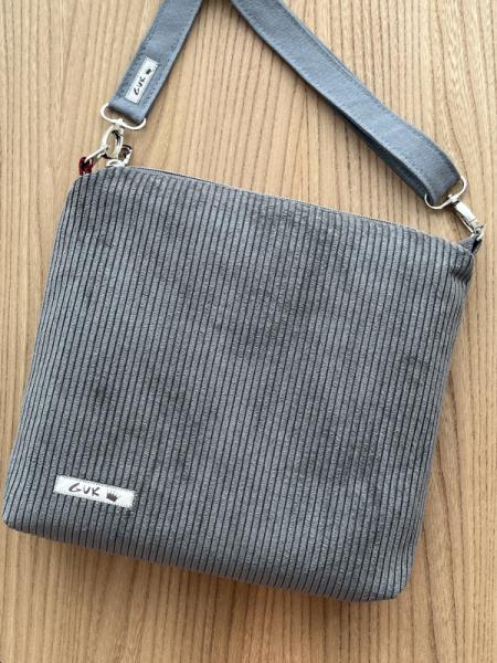 "Flickenwerk II quer mit Tasche" - GRAU - WEINROT