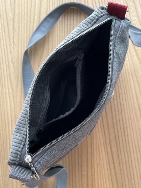 "Flickenwerk II quer mit Tasche" - GRAU - WEINROT