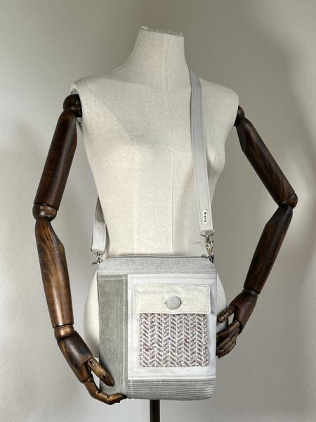 "Flickenwerk II mit Tasche" - HELLGRAU