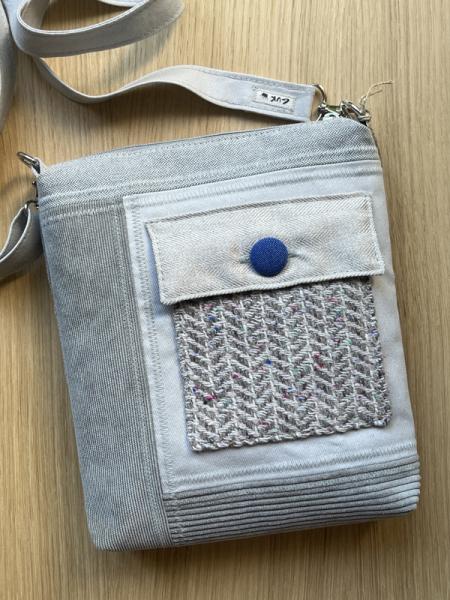 "Flickenwerk II mit Tasche" - HELLGRAU-BLAU (KNOPF)