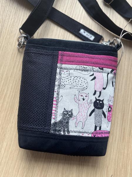 "Flickenwerk I/5" (schwarz-pink) - KATZEN