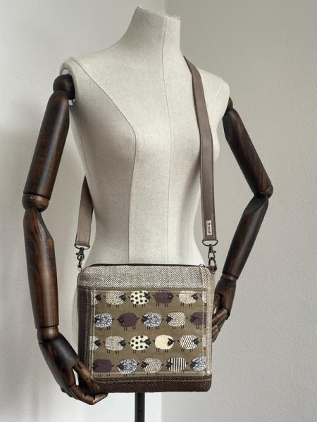 "Flickenwerk II/5 quer" (beige-braun) - SCHAFE - Handgewebte Schafwolle