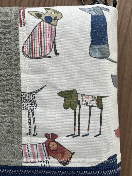 "Flickenwerk II/4" (creme-grün-blau) - HUNDE