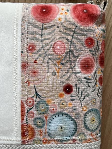 "Flickenwerk II/4" (beige-creme-rot) - BLUMEN