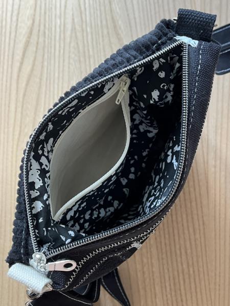 "Flickenwerk II mit Tasche quer" (schwarz_creme) - BLUMEN