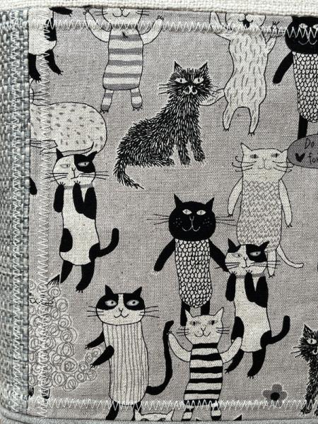 "Flickenwerk II/5" (grau-schwarz-creme) - KATZEN