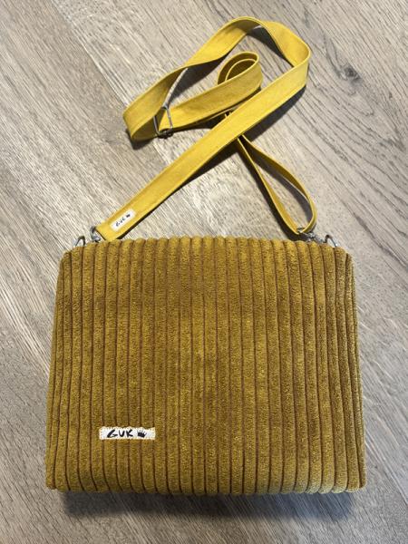 Rückseite aus farblich passendem Cordstoff