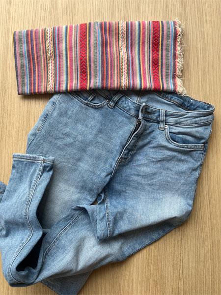 Ausrangierte Jeans einer Kundin