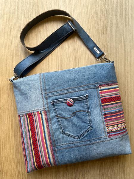 Aus der ausrangierten Jeans und einem Wunschstoff ist eine GUK-Tasche geworden.